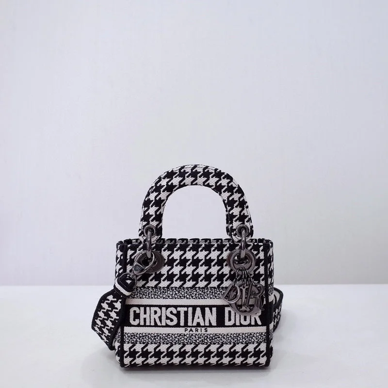 Fashion - forward Christian Dior tote bags for the modern womanChristian Dior  Bags - 3266